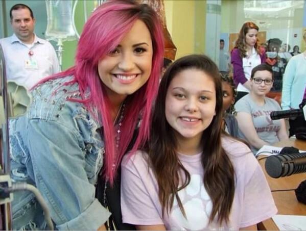 Demi Lovato surprises kids at children's hospital