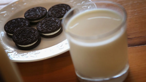 Guy Does Oreo Trick Shots Into a Glass of Milk