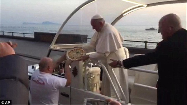 Guy in Italy Gave the Pope a Pizza as He Drove By!