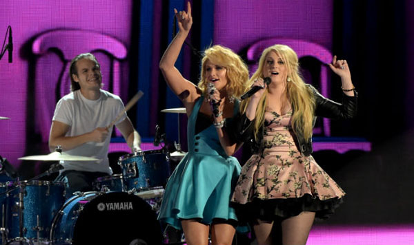 Meghan Trainor & Miranda Lambert Perform 'All About That Bass' At CMAs